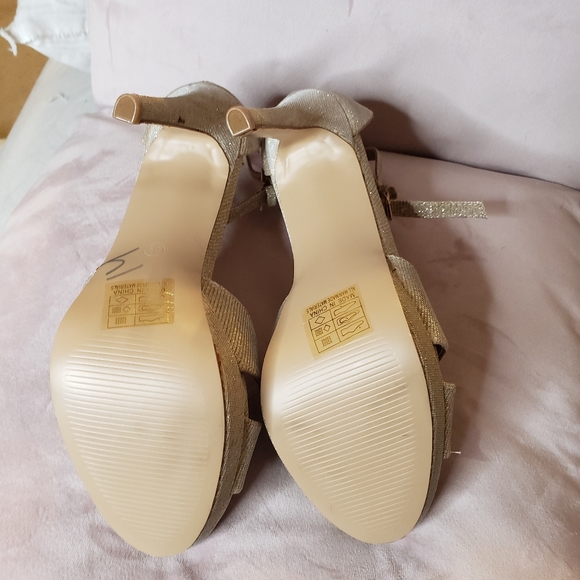 Gold cross strap heels - Picture 6 of 8